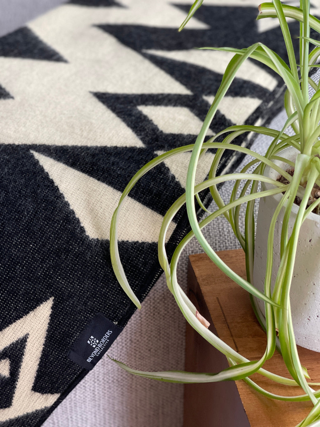 Awa Throw Blanket - Natural / Black