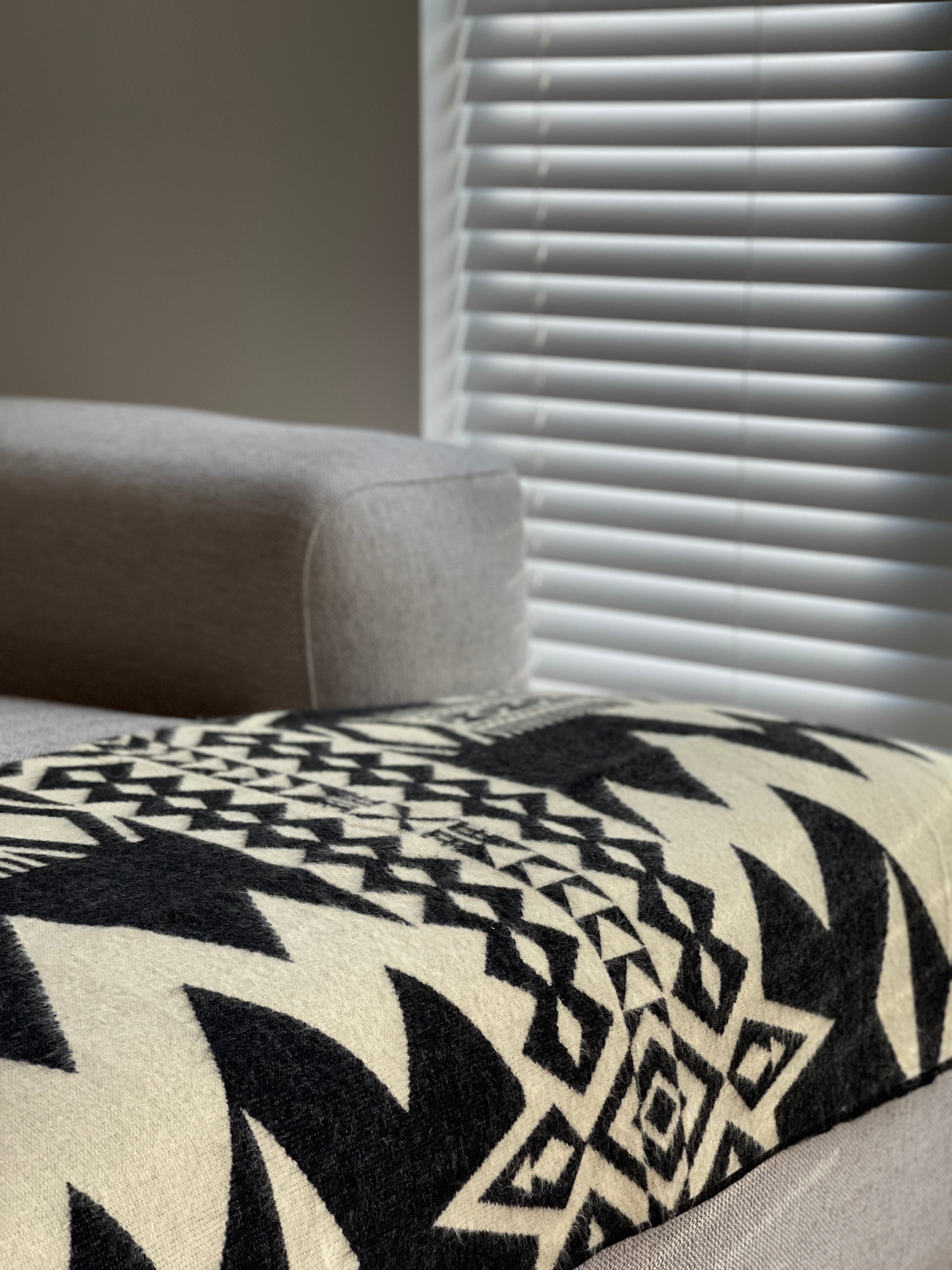 Awa Throw Blanket - Natural / Black